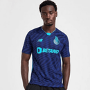 Camisola FC Porto third 24/25 Azul em modelo masculino, com detalhes em azul e logo da Betano.