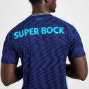 Camisola FC Porto terceira 24/25 em azul com detalheSuper Bock nas costas, disponível na OLYMPIC STORE.