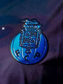 Logotipo do FC Porto na camisola CELESTIAL azul 2024/25, destacando a qualidade da peça.