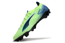 Chuteira Puma Ultra 5 FG na cor verde, ideal para futebol em campo com gramado firme.