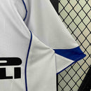 Detallhe da camiseta de futebol Inter de Milão away 04/05 retro, destacando a manga e o design em azul.