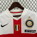 Camisa Retro Inter de Milão Away 07/08 com detalhes do emblema e patch de 100 anos.