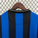 Detalhe das listras do uniforme Inter de Milão Home 09/10 Retro, mostrando design azul e preto.