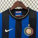 Camisa retrô Inter de Milão 09/10 com detalhes em azul e preto, logo do clube e marca Nike.