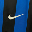 Detalhe da camisa Inter de Milão Home 09/10 Retro com logo da Nike em destaque.