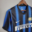 Camisa retro Inter de Milão 10/11, modelo DRI-FIT com detalhes em azul e preto, estilo clássico e logotipo da equipe.