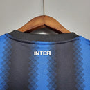 Camisa Inter de Milão home 10/11 retro exibindo o logo da equipe na parte de trás.