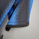 Manga da camisa Inter de Milão Home 10/11 Retro em azul e cinza, detalhe do tecido de alta qualidade.