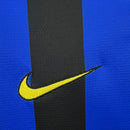 Logo da Nike em detalhe na camisa Inter de Milão Home 98/99 Retro, destacando as cores azul e preto.