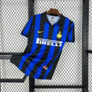 Camisa Inter de Milão Home 98/99 Retro, com listras azuis e pretas, logo da Nike e Pirelli.