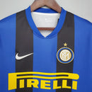 Camisa Inter de Milão Home 08/09 Retro com detalhes em azul e preto, logo Nike e patrocinador Pirelli.