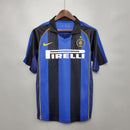 Camisa Inter de Milão Home 01/02 Retro com listras azuis e pretas, logo Nike e Pirelli.