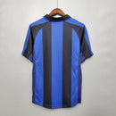Camisa retro Inter de Milão Home 01/02, com listras azuis e pretas, vista traseira.