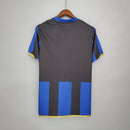 Camisa Inter de Milão Home 08/09 Retro em azul e preto, vista traseira, perfeita para torcedores.