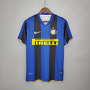 Camisa do Inter de Milão Home 08/09 Retro com detalhes em azul e preto, logo Nike e Pirelli.