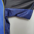 Manga da camisa Inter de Milão Home 01/02 Retro em detalhes, destacando o design escuro e a textura azul.