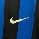 Logo da Nike em um uniforme Inter de Milão Jersey Home 09/10 Retro, com listras azuis e pretas.