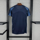 Camiseta retrô Inter de Milão 04/05 na cor azul escuro, vista traseira em cenário de loja.