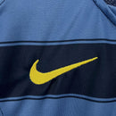 Logo da Nike em camisa retro Inter de Milão Third 04/05, detalhes em azul e preto.