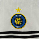 Logotipo do Inter de Milão em camisa retro 04/05, destacando o ano 1908 e uma estrela acima.