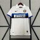 Camisa do Inter de Milão Away 09/10 retro, com detalhes em azul e preto, estampa da marca Pirelli.