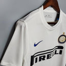 Camisola Inter de Milão Away 10/11 Retro, destaque para o logotipo da Nike e Pirelli, design icônico e clássico.