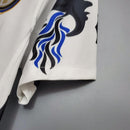 Manga da camiseta Inter de Milão Away 10/11 Retro com design clássico e detalhes em azul.