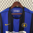 Camisa Inter de Milão home 99/00 Retro com design listrado azul e preto, mostrando logo e detalhes Nike.