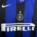 Camisa retro do Inter de Milão 04/05, com logo Nike e estampa Pirelli em azul e preto.