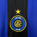 Logo do Inter de Milão em uniforme retro 04/05, destacando a tradição e historia do clube.