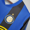 Camisa do Inter de Milão Home 08/09 Retro, com detalhes em azul e preto e o escudo em destaque.