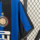 Camisa Inter de Milão Home 09/10 Retro com detalhes em azul e preto e logo do clube.