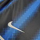 Close-up do tecido da camisa Inter de Milão Home 10/11 Retro com detalhe do logo Nike.