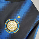 Camisa Inter de Milão Home 10/11 Retro com escudo e detalhe em azul e preto.