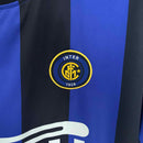 Logo do Inter de Milão em uniforme retrô 99/00, detalhes em azul e preto, simbolizando a história do clube.