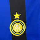 Emblema do time Inter de Milão na camisa azul e preta da temporada 98/99 retro.
