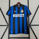 Camisa do Inter de Milão Home 09/10 Retro, com listras azuis e pretas, logo da Nike e patrocinador Pirelli.
