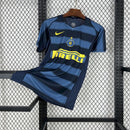Camisa Inter de Milão Third 04/05 retro com listras azul e preto, logotipo da Nike e patrocinador Pirelli.