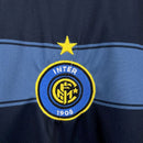 Emblema do Inter de Milão em camiseta retro da temporada 04/05, com estrela dourada e detalhes em azul.