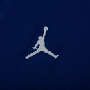 Logotipo do Jumpman em tecido azul marinho representando a marca Jordan.
