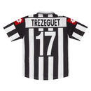 Camisolas Juventus Home 01/02 Retro com nome TREZEGUET e número 17, em preto e branco.