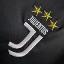 Logo da camiseta Juventus Home 19/20 com três estrelas, parte das camisolas Juventus.