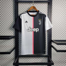 Camisolas Juventus Home 19/20 Retro na cor preta e branca, com logo da Juventus e detalhes em rosa.