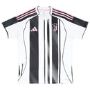Camisola principal da Juventus 2025/26 da Adidas, com riscas pretas e brancas irregulares, gola TEAMGEIST, e detalhes em rosa no escudo e logos.