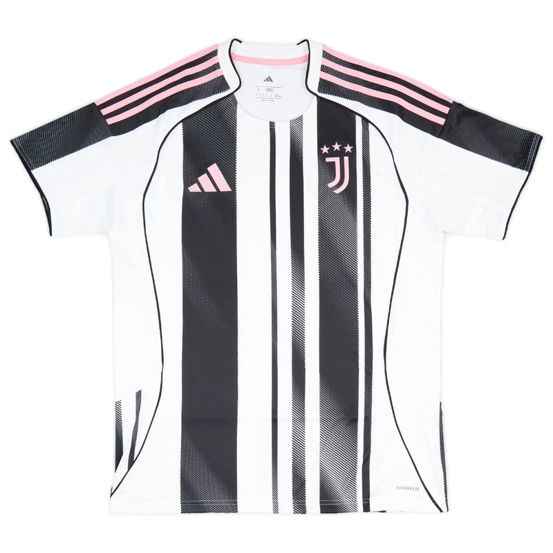 Camisola principal da Juventus 2025/26 da Adidas, com riscas pretas e brancas irregulares, gola TEAMGEIST, e detalhes em rosa no escudo e logos.