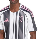 Camisola principal da Juventus 2025/26 da Adidas, com riscas pretas e brancas irregulares, gola TEAMGEIST, e detalhes em rosa no escudo e logos.