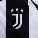 Camisolas Juventus home 24/25 com logo Juventus e detalhes em preto e branco
