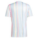 Camisolas Juventus Pré-jogo 25/26, parte de trás com linhas coloridas em tons pastel.