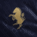 Logotipo dourado da Juventus em camisolas Juventus third 24/25 sobre fundo azul