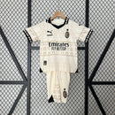 Camisa e shorts da Kids Kit AC Milan Pleasures 24/25, perfeitos para pequenos torcedores.